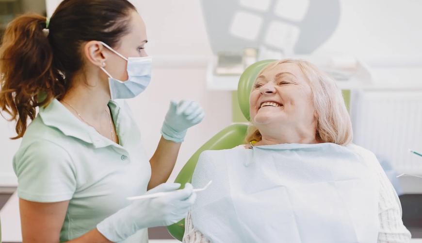 Retrouver le sourire à 58 ans : le nouveau départ de Leïla grâce aux implants dentaires à Djerba
